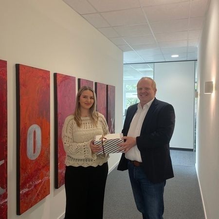 Frau und Mann halten gemeinsam ein Geschenk