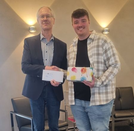 Junger Mann mit Geschenk und älterer Herr mit Umschlag