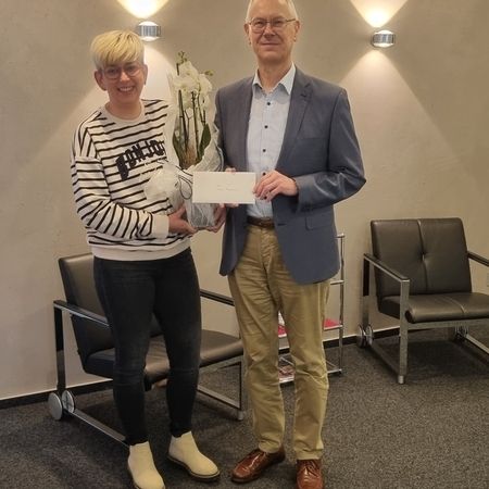 Frau mit Blume, Mann überreicht Umschlag im Büro