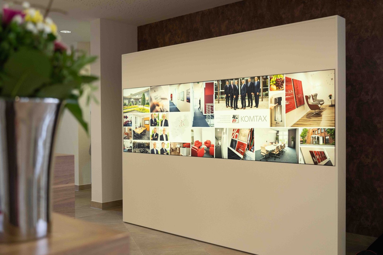 . Eine weiße Wand, geschmückt mit verschiedenen Bildern der Firma