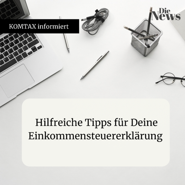 Schreibtisch mit Laptop, Stiften und Hinweis zur Steuererklärung